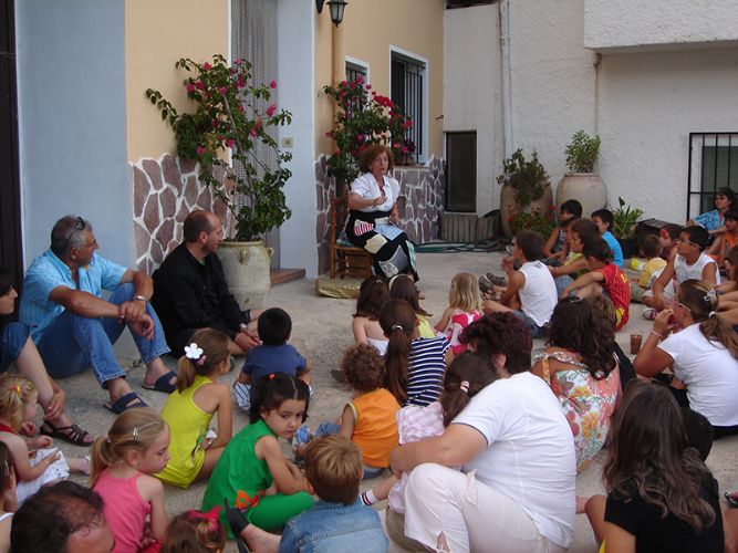 Sessió de contacontes al poble de Beniardà. Autora: Rafi Llorens