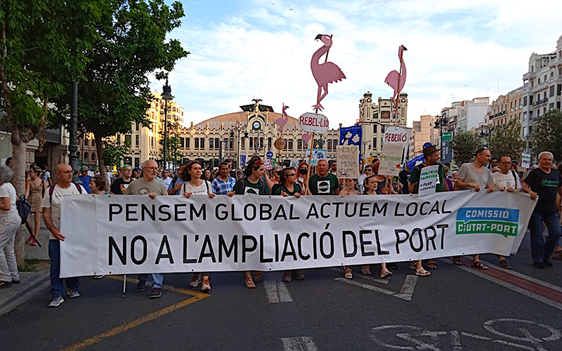 Manifestació contra l'ampliació del port de València.