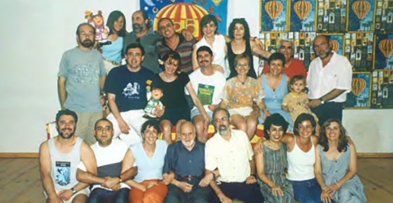 Àngels Martínez Bonafé amb Gonçal Anaya i diferents companys i companyes dels Moviments de Renovació Pedagògica del País Valencià.