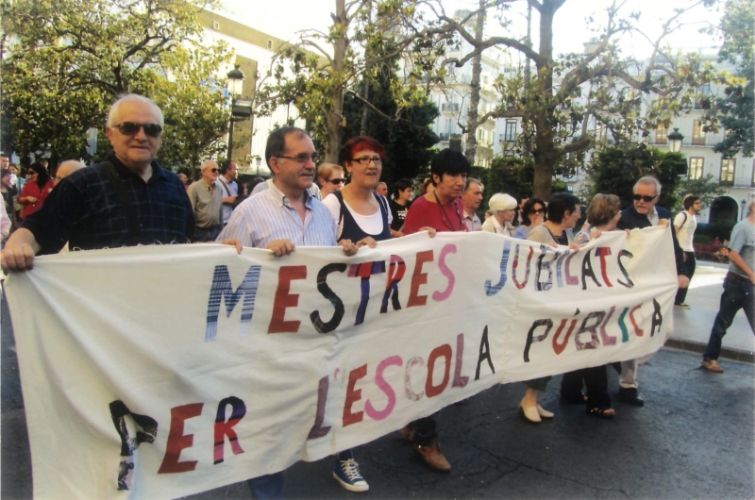 Membres del moviment Freinet valencià a una manifestació en favor de l'escola pública.