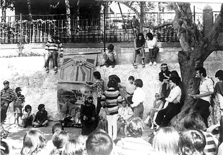 Espectacle de titelles a l'Escola Tramuntana. Font: La represa del moviment Freinet 1964-1974 - Ramos, A.; Zurriaga, F. et al.