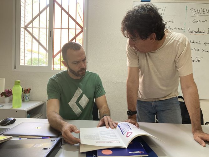 Paco López, director d'Aire Lliure, amb Miquel Ruiz, director de la UCEV.