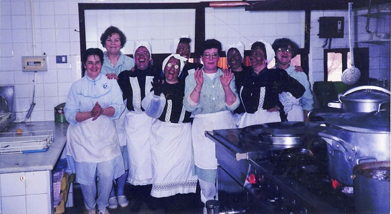 Herminieta i el seu equip a la cuina de la 'Nostra Escola Comarcal'.