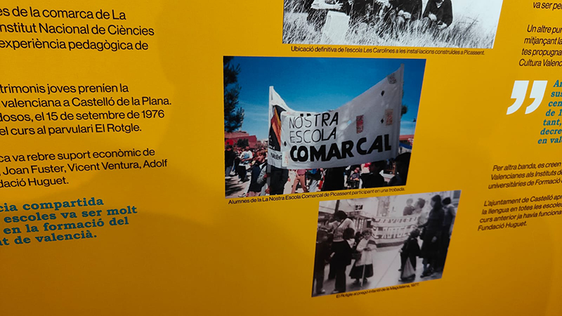 Panell expositiu on es recorda el paper fonamental de les cooperatives d'ensenyament en la recuperació del valencià a l'escola.
