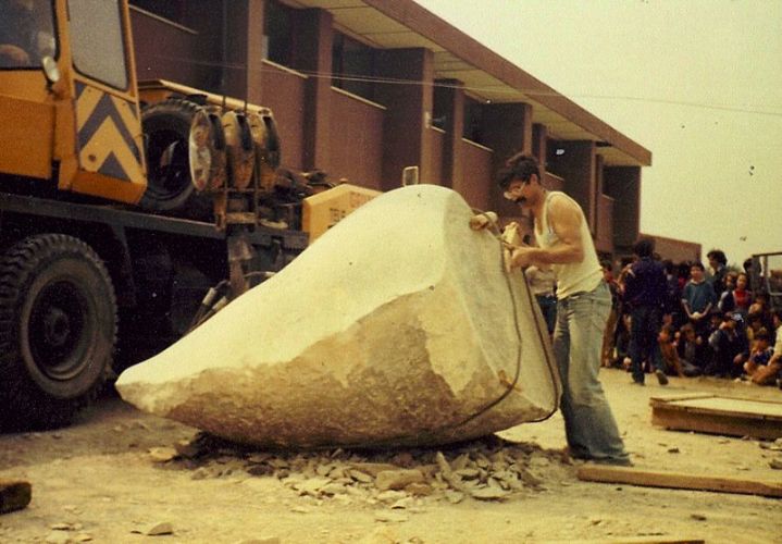 Col·locant la pedra a l'entrada de la 'Nostra Escola Comarcal'.