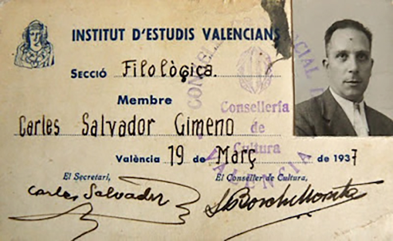 Carnet de militància de Carles Salvador i Gimeno a l'Institut d'Estudis Valencians.