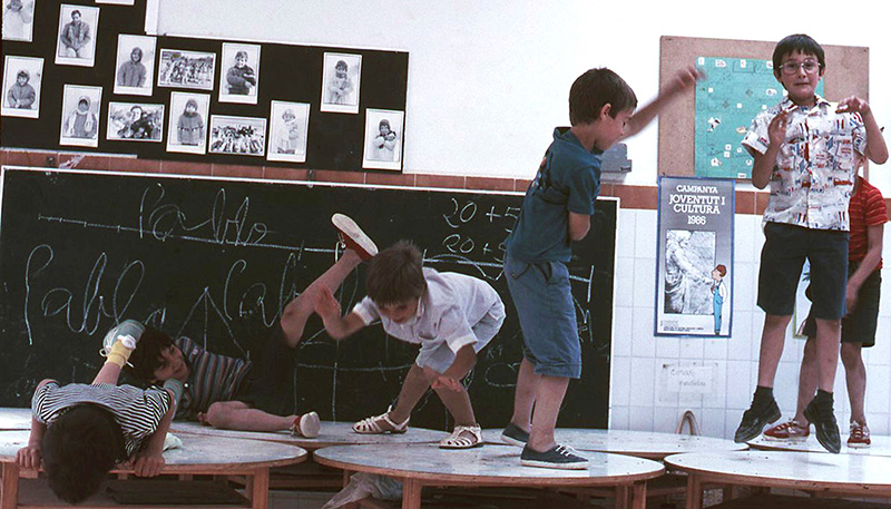 Alumnat divertint-se, dècada dels anys vuitanta. Arxiu Escuela 2.