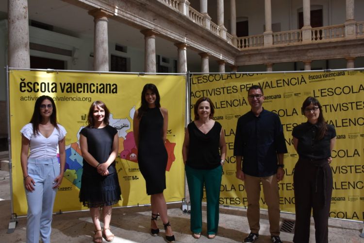 Nova junta d'Escola Valenciana. Autoria: Escola Valenciana. 