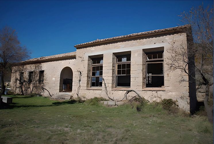 : Escola La Parra, Llucena. Construcció original sense cap modificació, en mal estat. Foto: Dolores Garcés