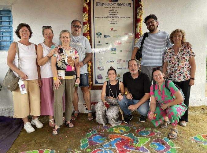 La UCEV, present a Anantapur, col·locant la primera pedra del centre comunitari per a associacions de col·lectius en risc d'exclusió a l'Índia, amb la Fundació Vicente Ferrer.