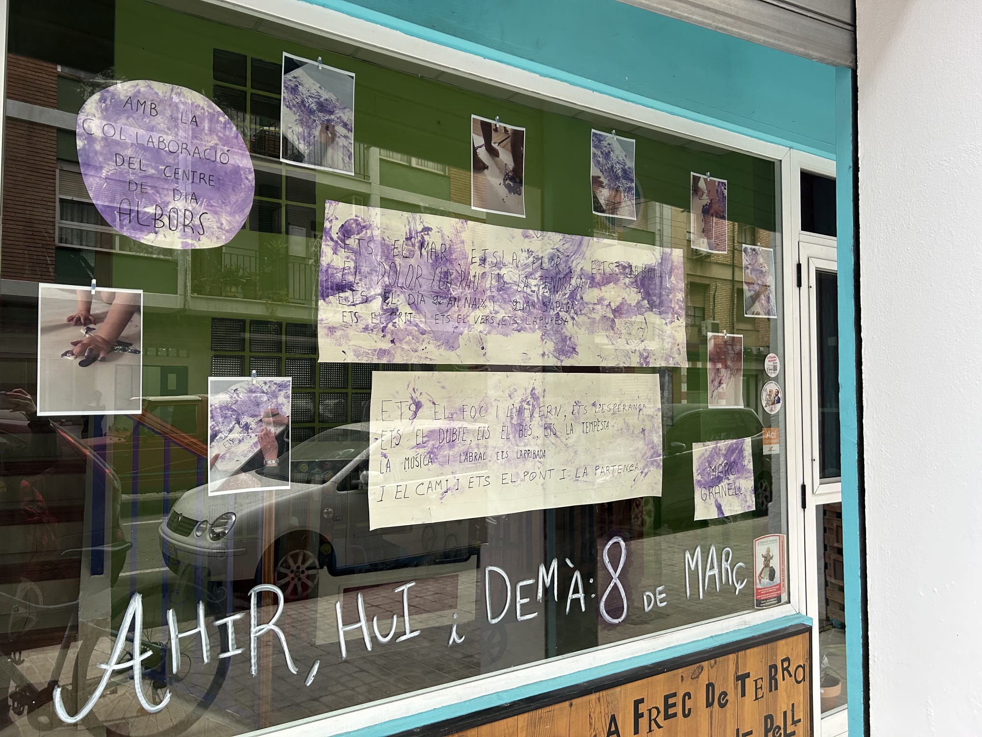 Façana de l'escoleta decorada amb l'ajuda del Centre de Dia Albors, de persones majors.