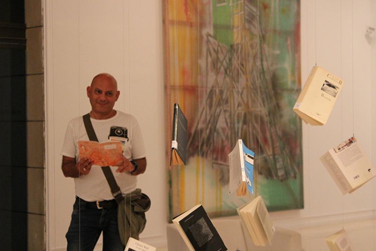 Francesc Rodrigo durant una exposició literària. 