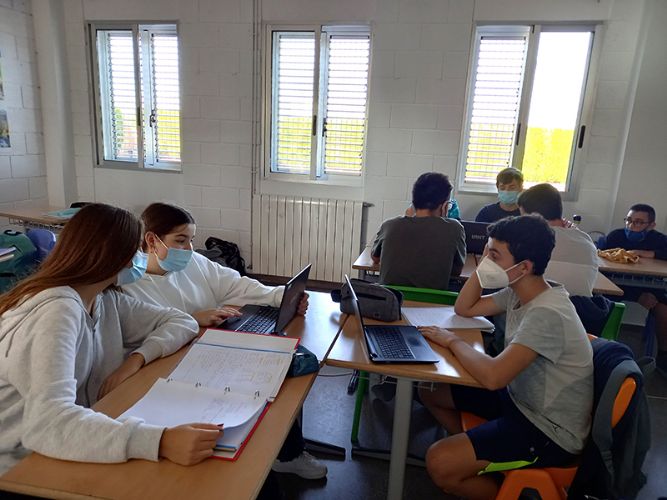 Investigació en grup al voltant de les diferències entre l'empresa tradicional i la cooperativa. Escola La Masia (Museros, Horta Nord).