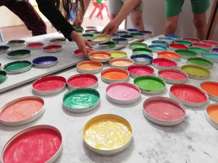 Exposició 'Colorín, colorado...' organitzat per Escuela 2 al museu Bombas Gens.