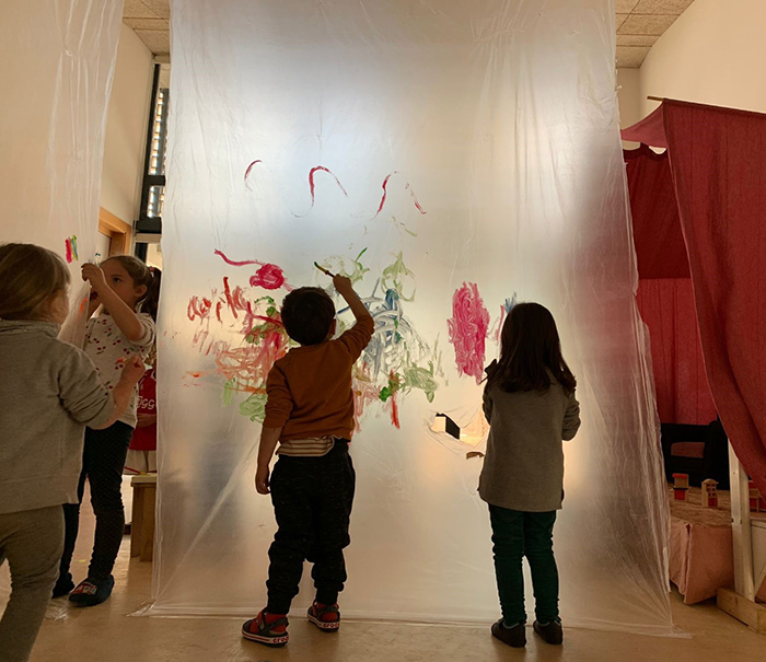 Exposició 'Colorín, colorado...' organitzat per Escuela 2 al museu Bombas Gens.